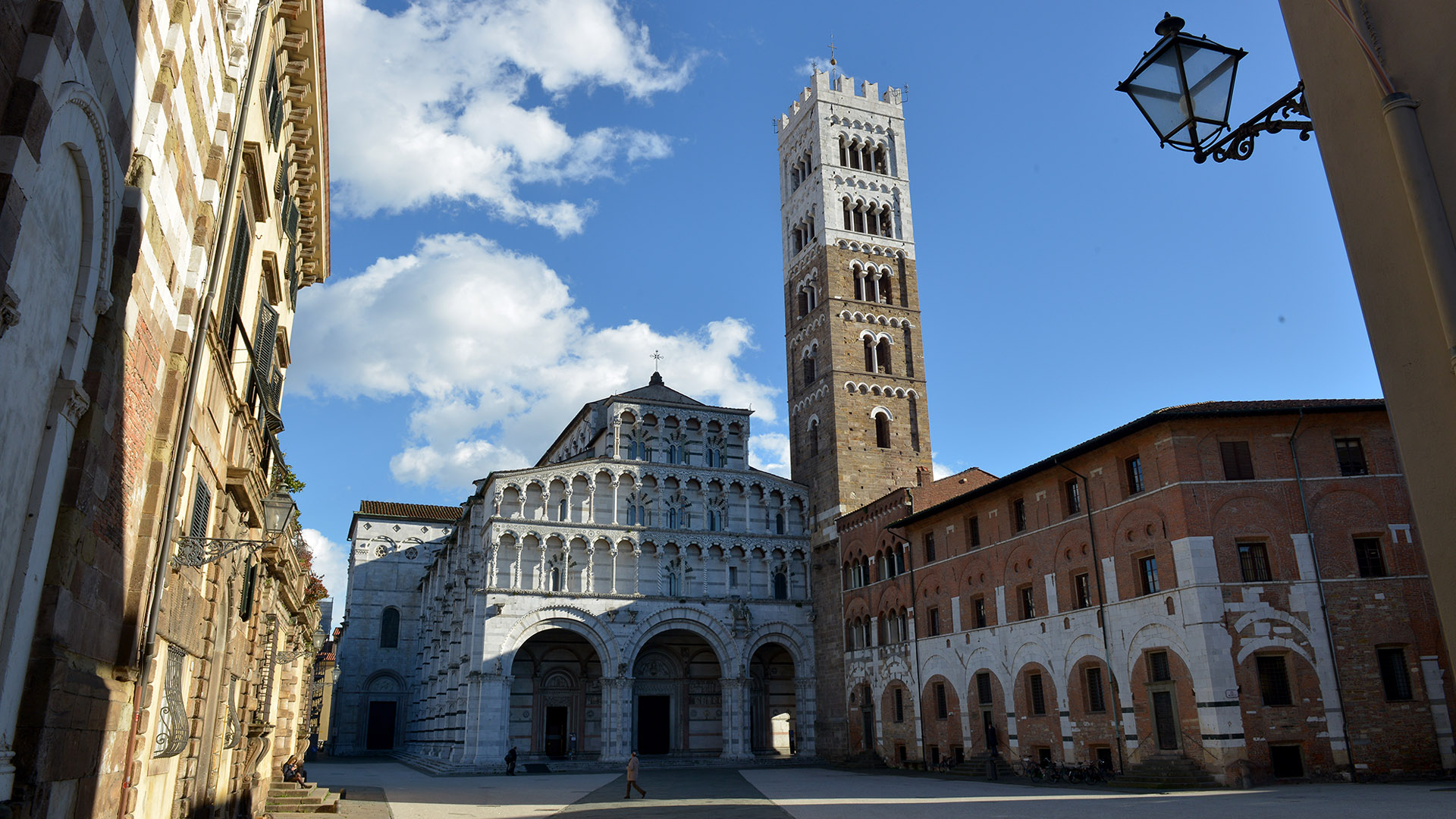 Catedrle di San Martino vista dalla Piazza con il campanile. Sulla sinistra di scorcio il palazzo Martinelli