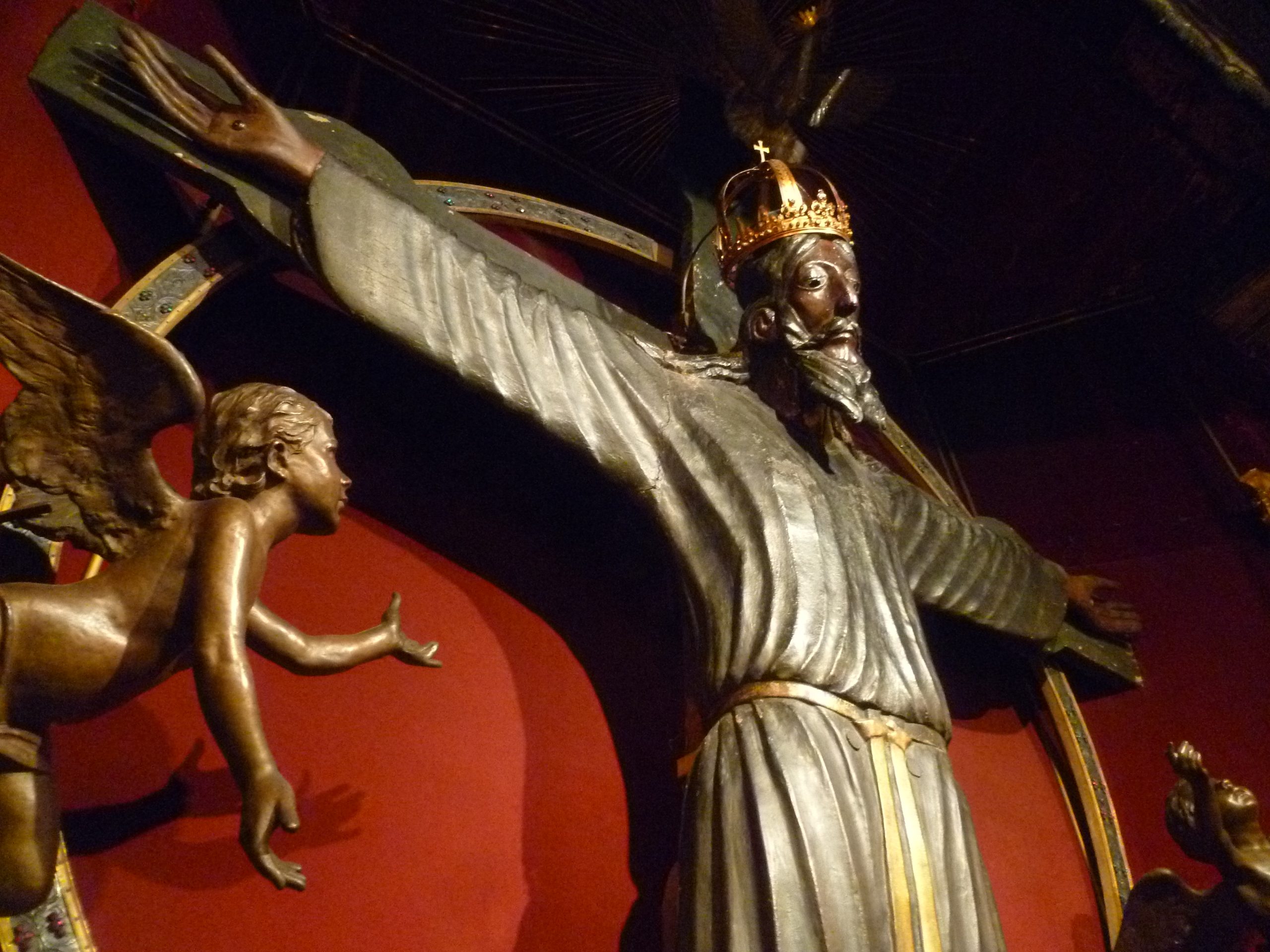 Il Volto Santo di Lucca prima del restauro con la corona e un angelo devoto.