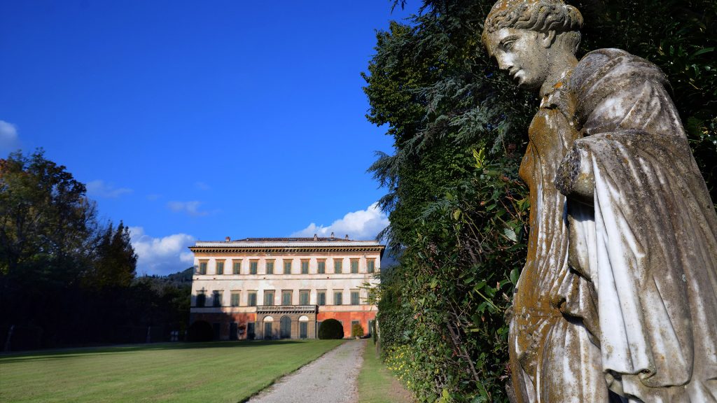 Villa Reale di Marlia. In pirmo piano una statua che raffigura una ninfa dei boschi.