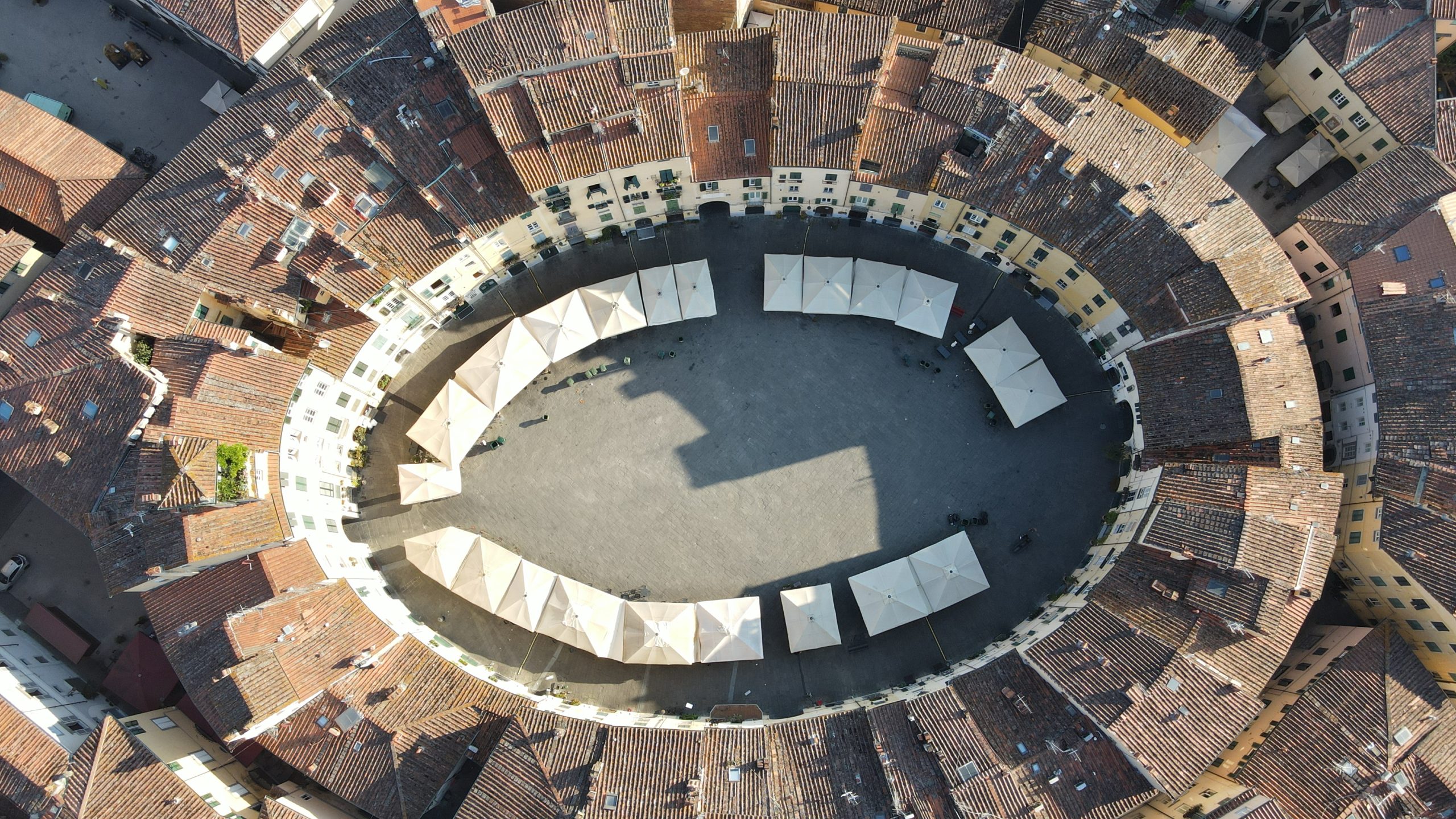 la forma ellittica della PIazza Anfiteatro in veduta zenitale