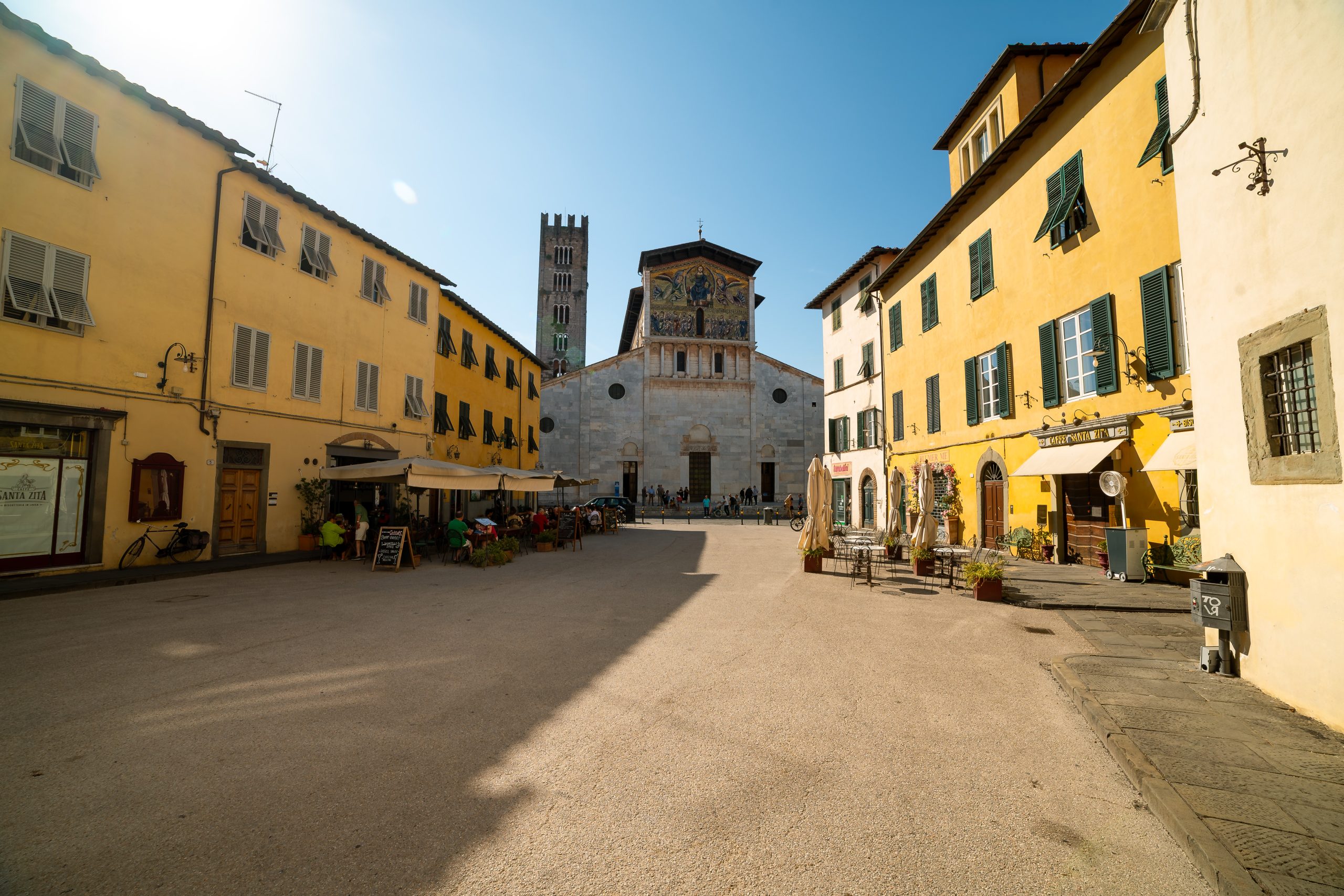 prospettiva di piazza San Frediano con la chiesa e il campanile sullo sfondo.