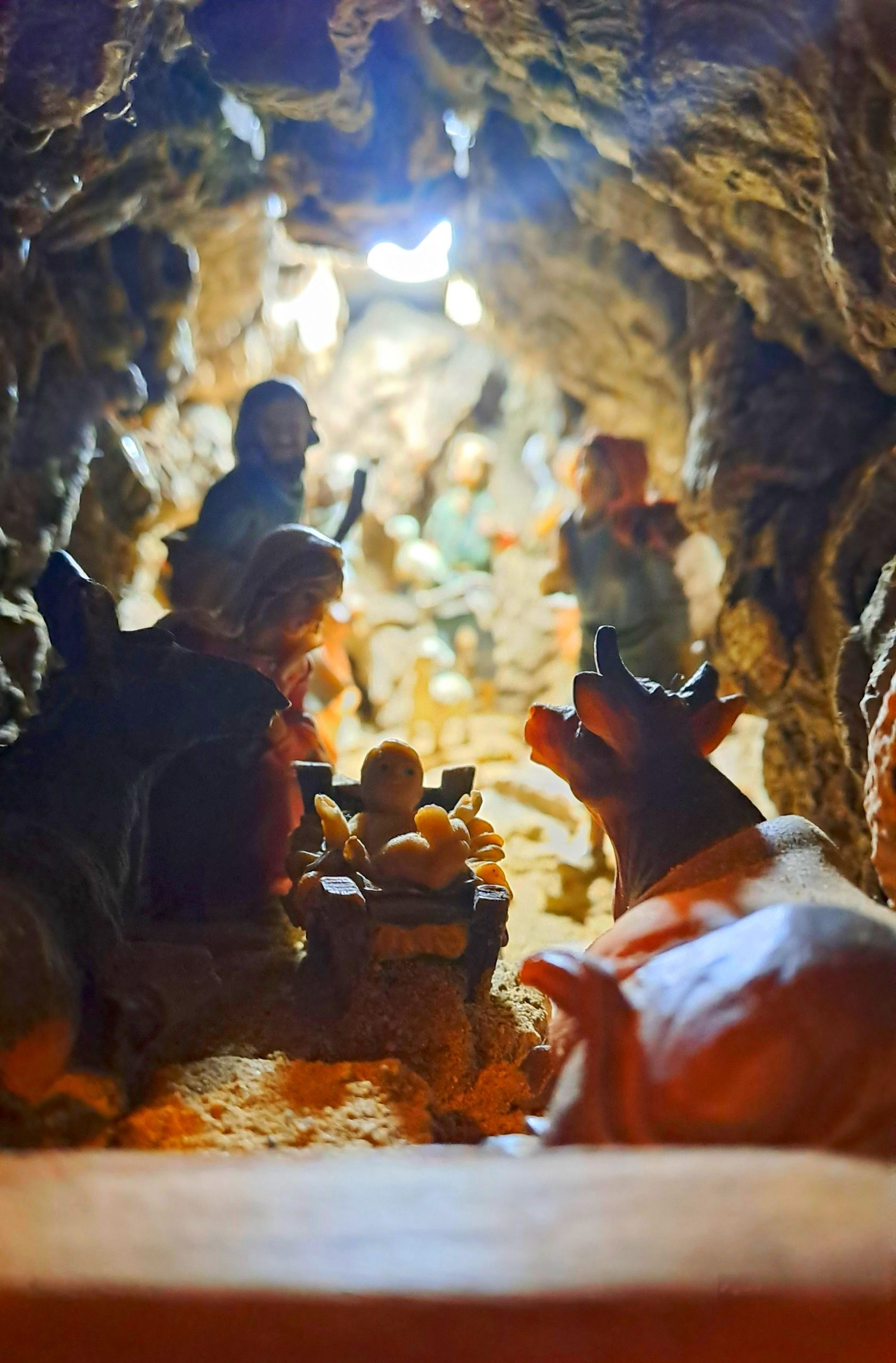 l'interno di una grotta del presepe con la sacra famiglia e un bue