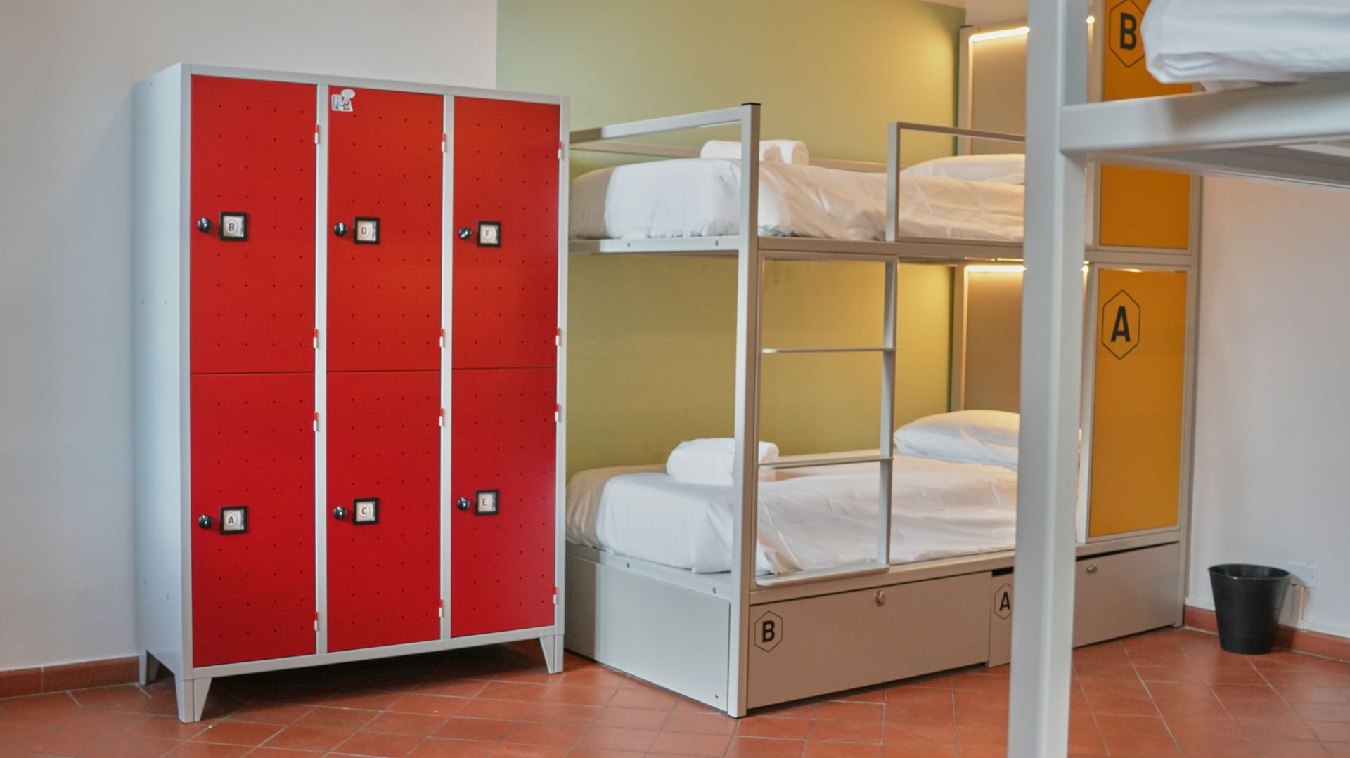 una camera dell'ostello Hostel san frediano di Lucca, con letto a castello e armadietto