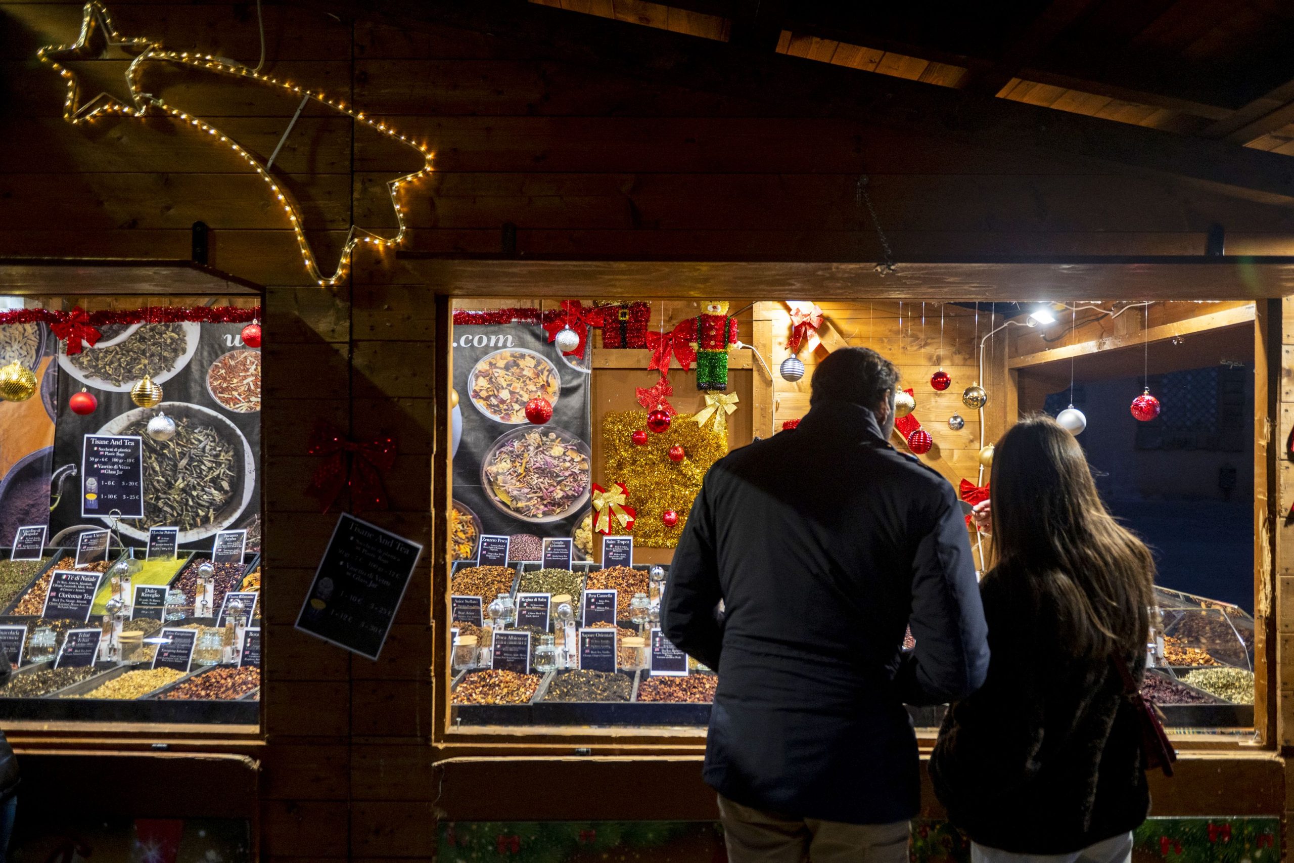 una coppia scelgie dei dolcetti a un mercatino di natale