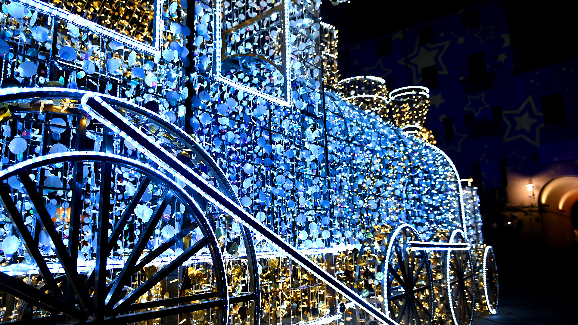 particoalre del trenino di Natale fatto di pailletes e lucine in piazza anfiteatro