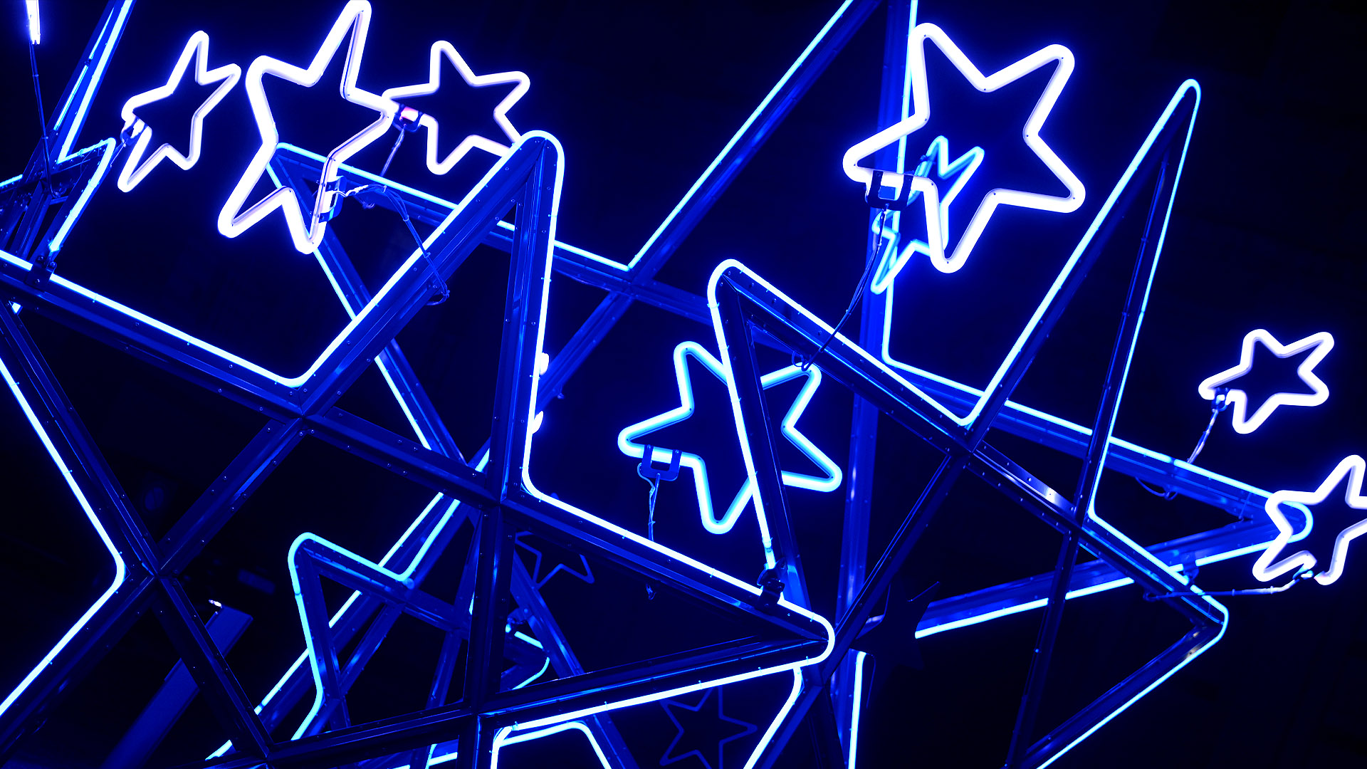 Installazione natalizia di stelle blu realizzate con tubi di neon.