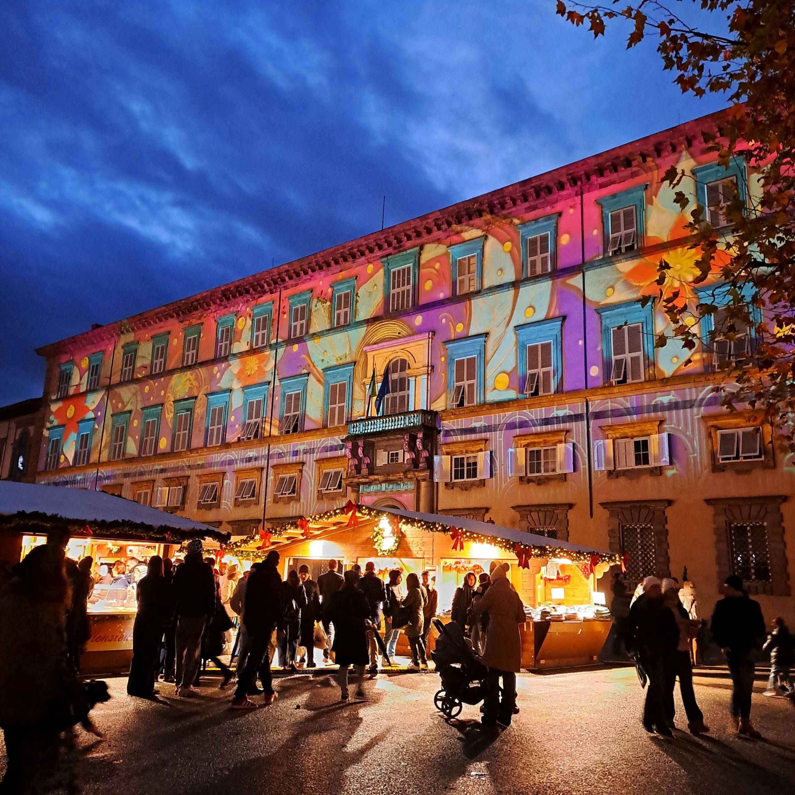 mercatino di NAtale in piazza Napoleone. Sullo sfondo il Palazzo Ducale illuminato con proiezioni natalizie