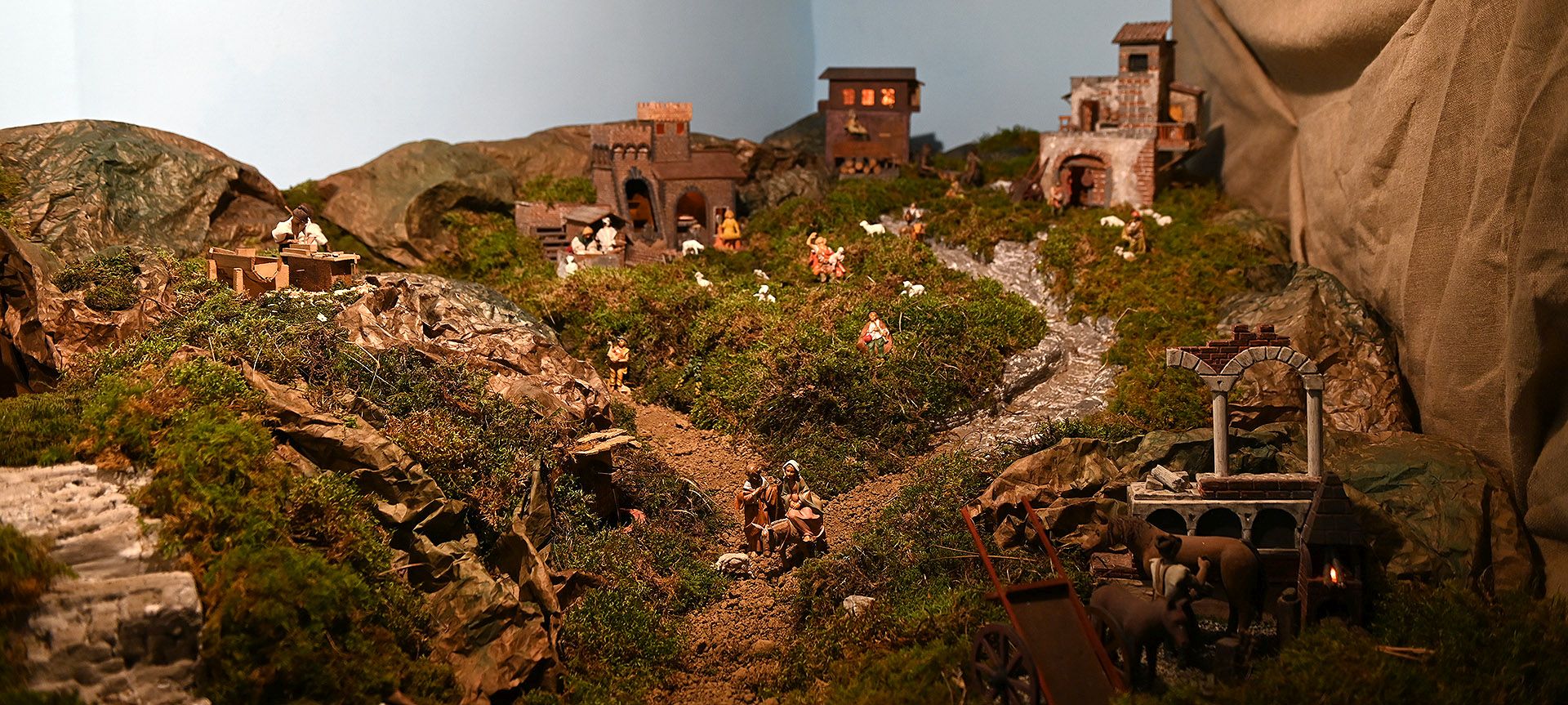 Presepe di Tofori con ricostruzione di un villaggio di collina e statuine di pastori