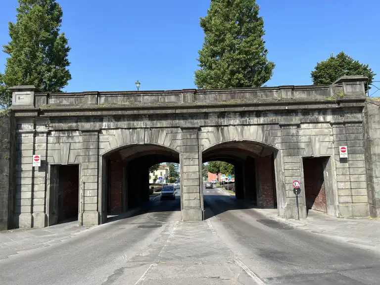 Porta sant'anna delle Mura di Lucca. Ha due fornici e passaggi alterali per i pedoni