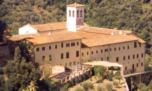 Convento di San Cerbone dall'alto, tra i boschi. un grande edificio compatto con un campanilletto