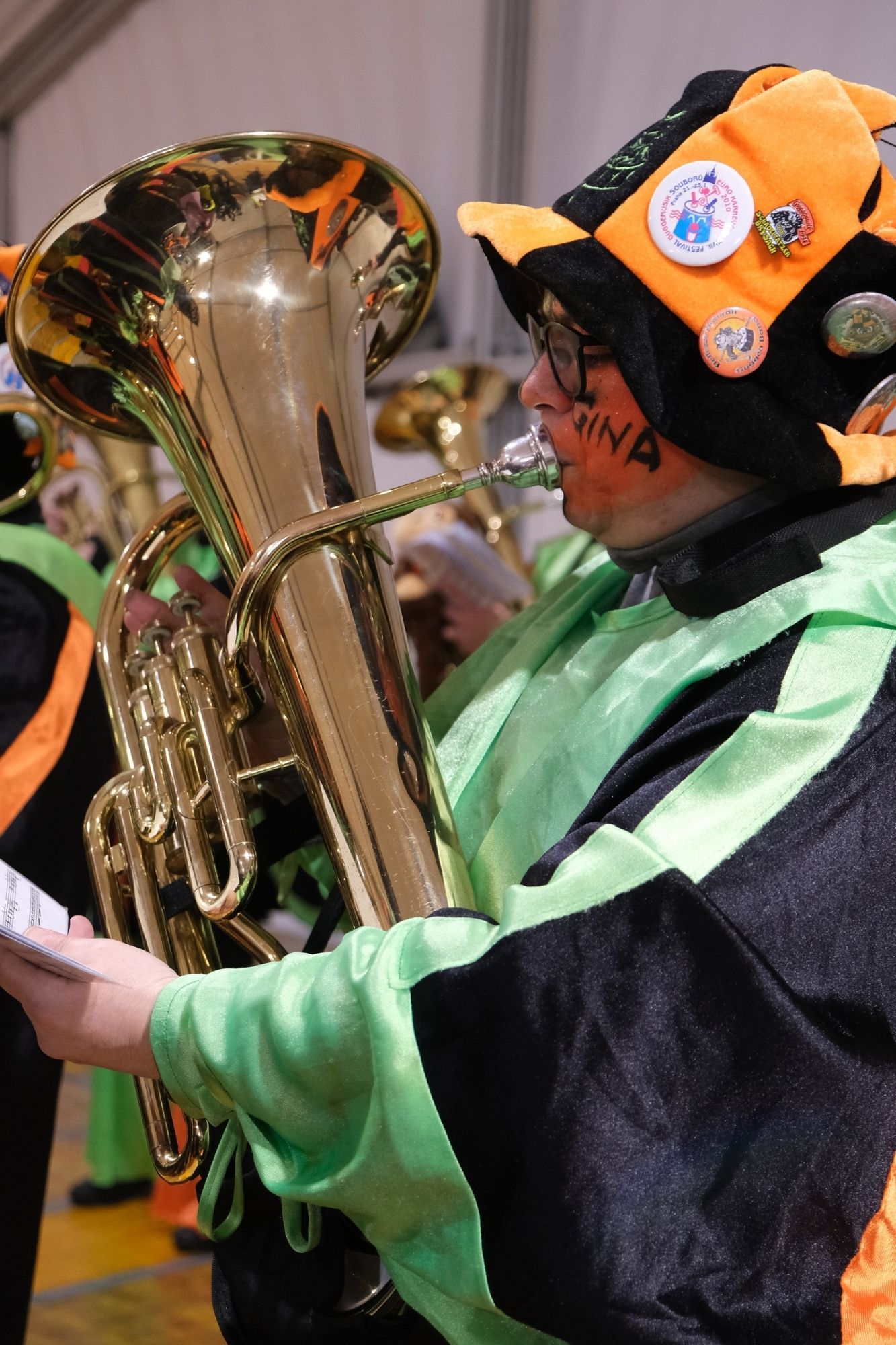 musicista in maschera suona il sassofono