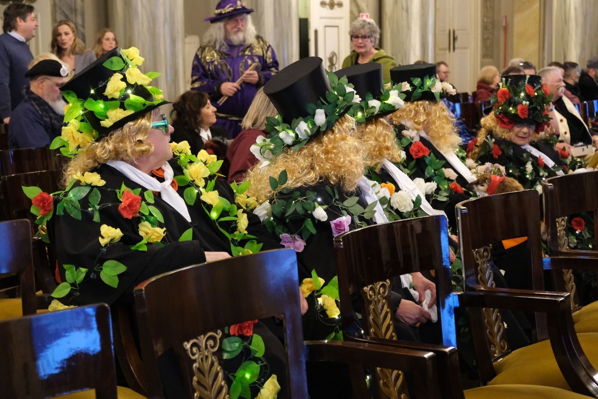 alcune persone in maschera a un ricevimento dell'eurocarnevale