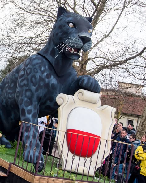 la pantera di cartapesta di Luca in Maschera sfila sulle mura di Lucca