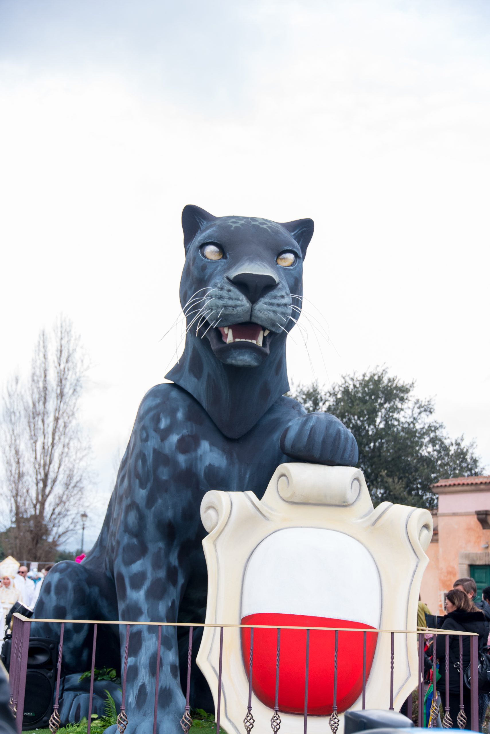 carro di carnevale rappresentante la pantera che tiene lo stema di lucca tra le zampe