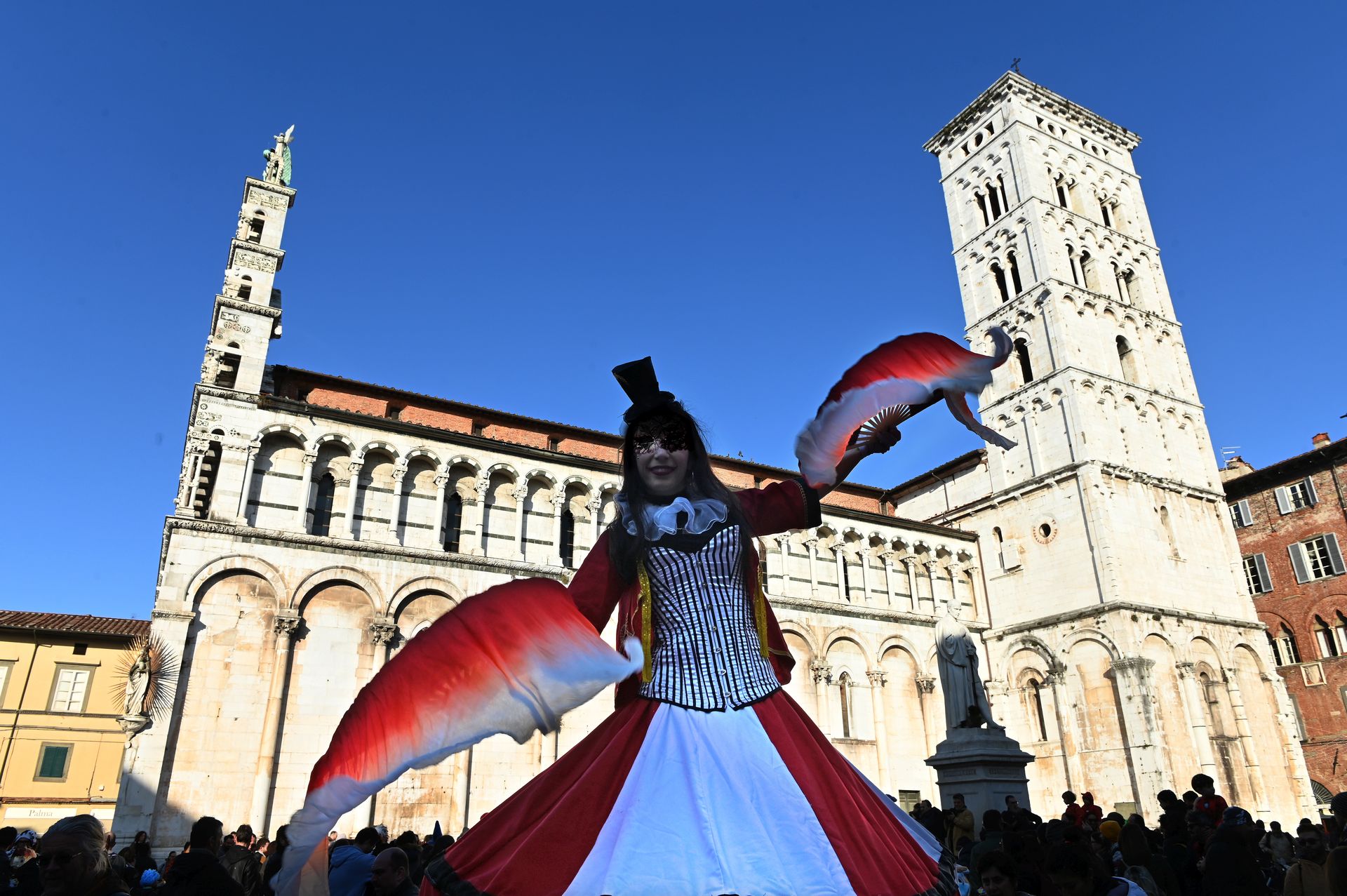 una trampoliera si esibisce in piazza san michele. sullo sfondo la chiesa di san michele
