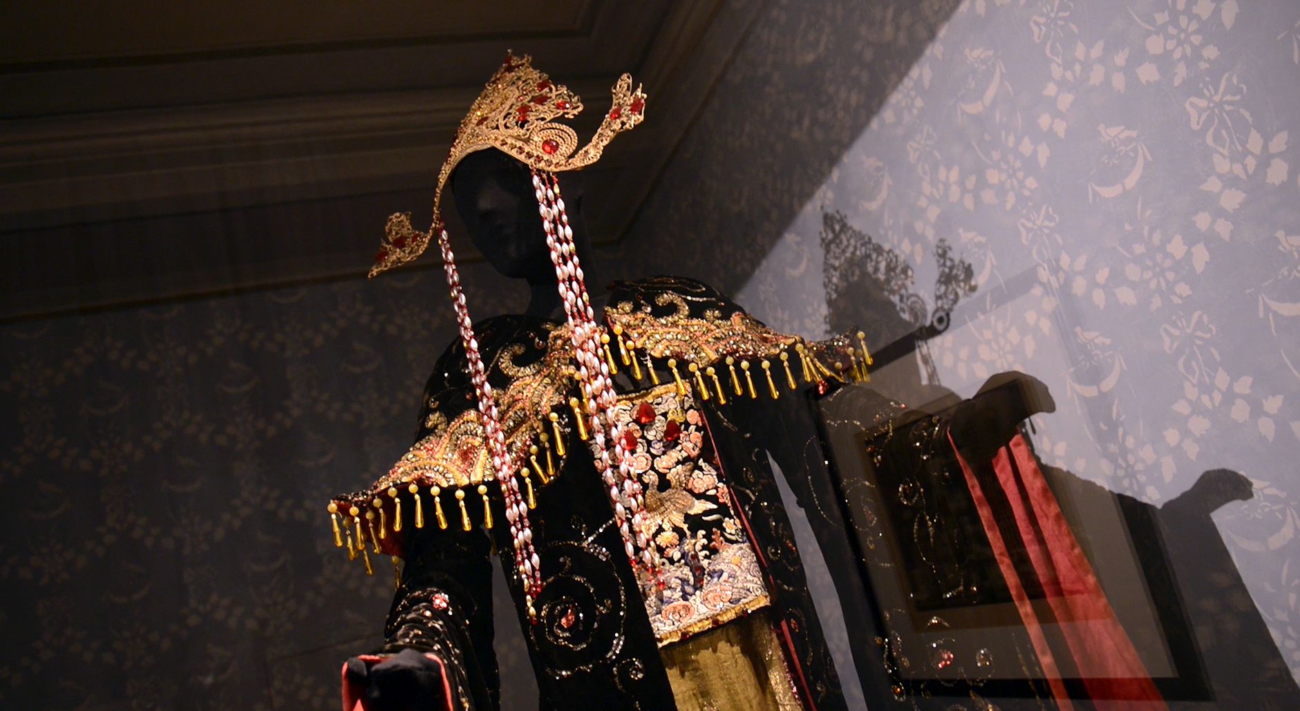 primo piano dell'acconciatura di Turandot. Costume conservato al Puccinimuseum