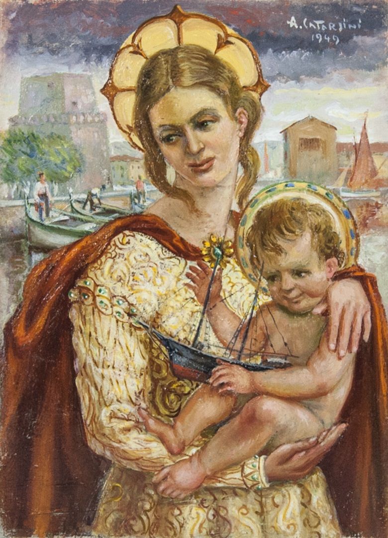 Madonnina delle darsene con il bambino in braccio. Sul fondo panorama di Viareggio