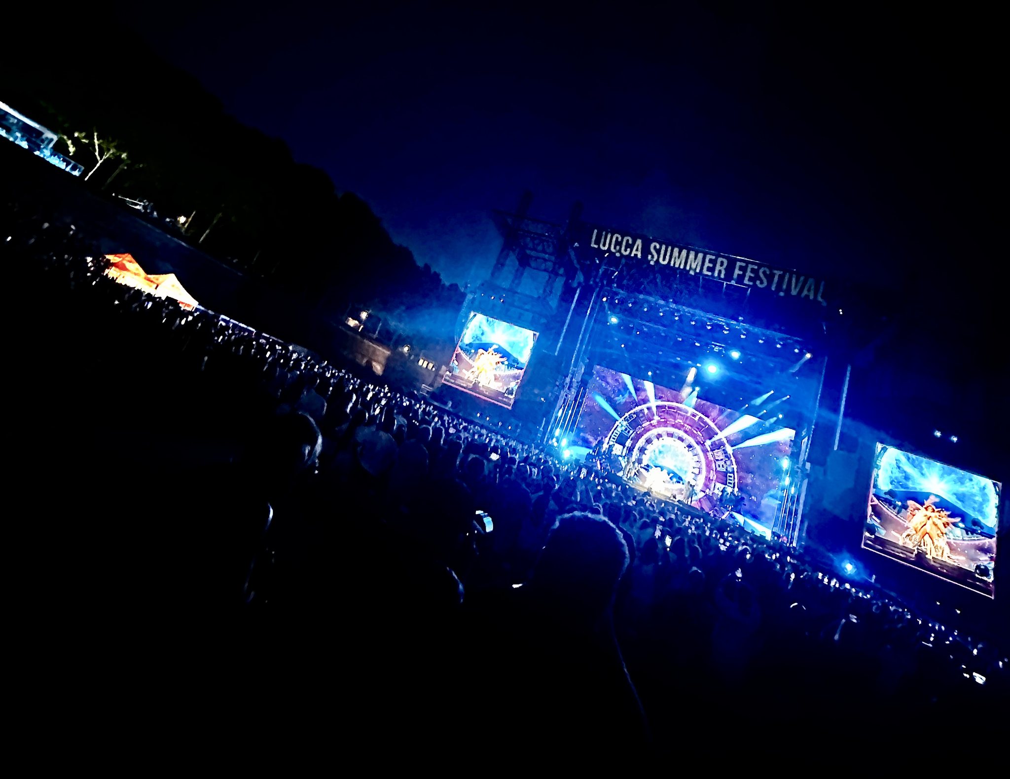folla davanti al palco di Lucca summer festival ai piedi le mura di Lucca, durante un concerto