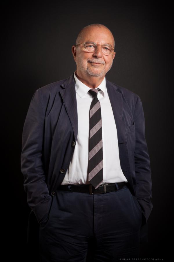 Nahaufnahme von Marino Niola in einem eleganten Kleid aus Crêpe