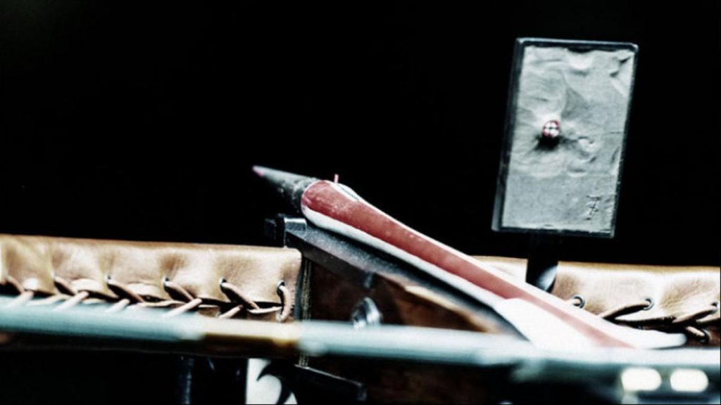 primo piano della punta di una freccai di balestra