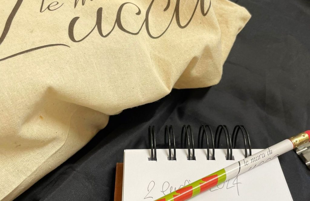 shopper e matita con il logo delle Mura di Lucca