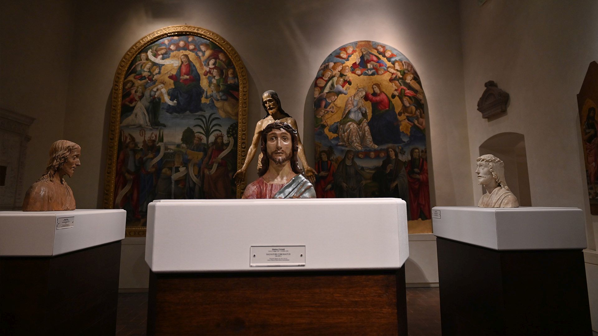 sala del museo nazionale di villa guinigi. Tre busti di Ecce homo, uno al centro e due sui lati. Sul fondo due dipinti