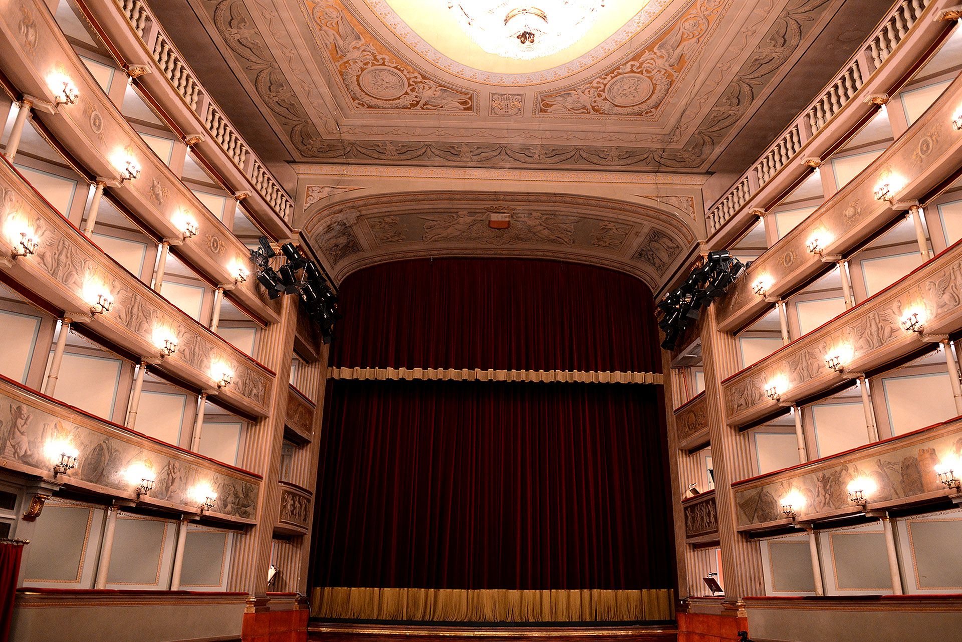 il palcoscenico del teatro del giglio con il sipario chiuso, dal palco reale.