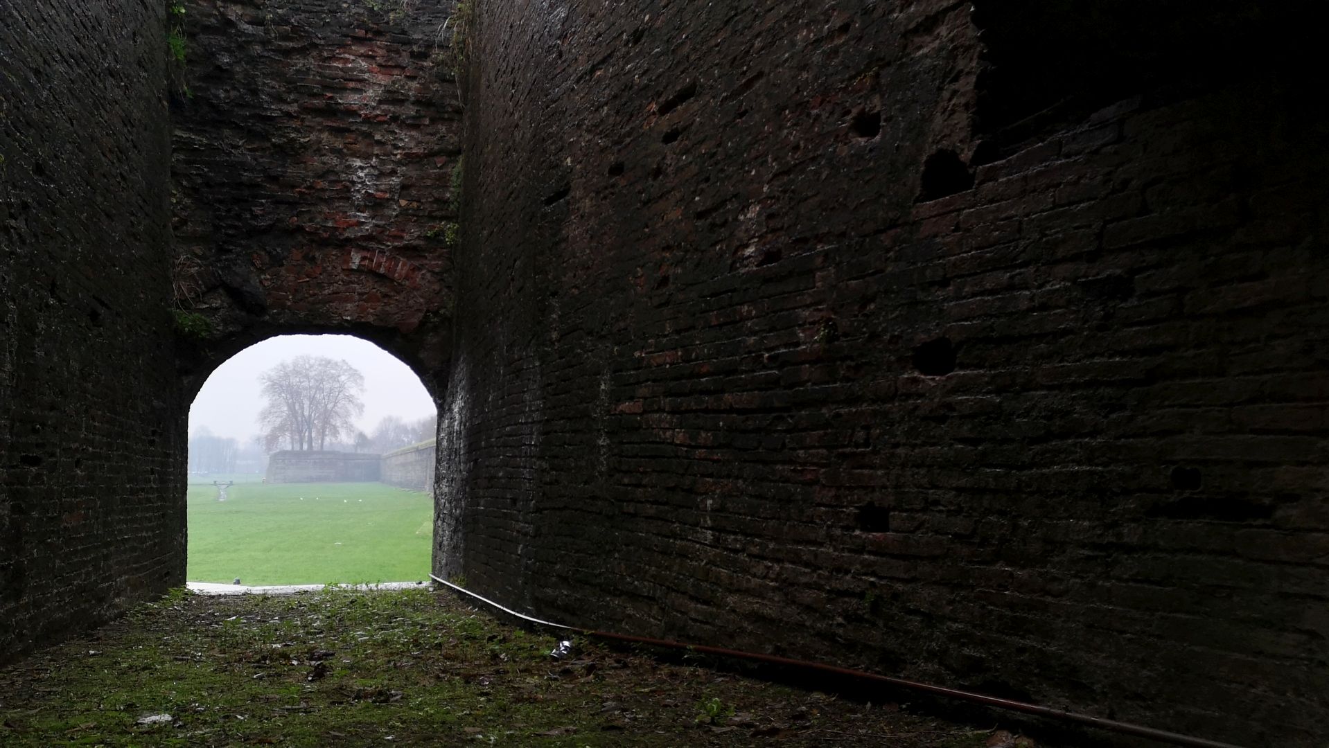 gli spalti delle mura di Luca nella nebbia, attraverso l'apertura della cannoniera