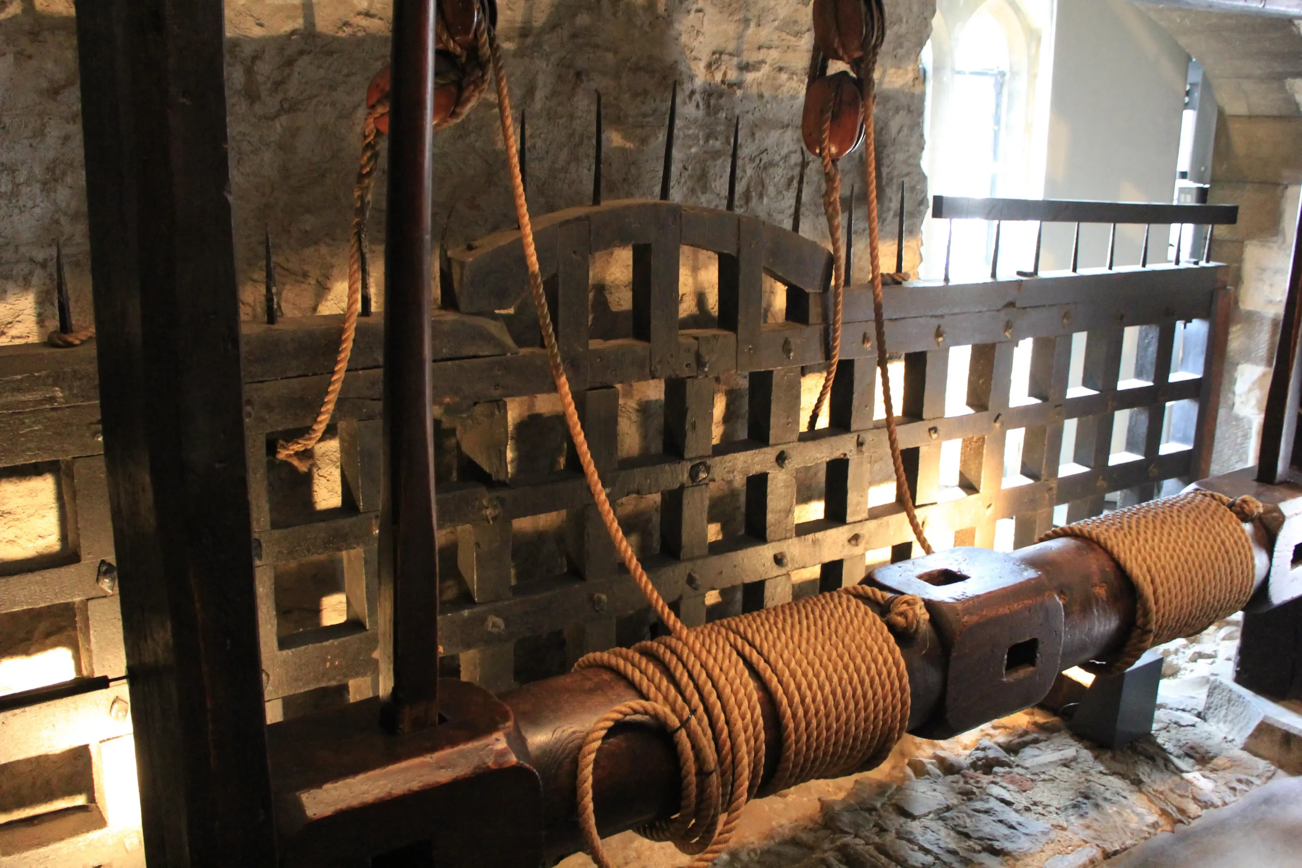 particolare dell’argano Della Torre di Londra. la saracinesca è imbrigliata con corde