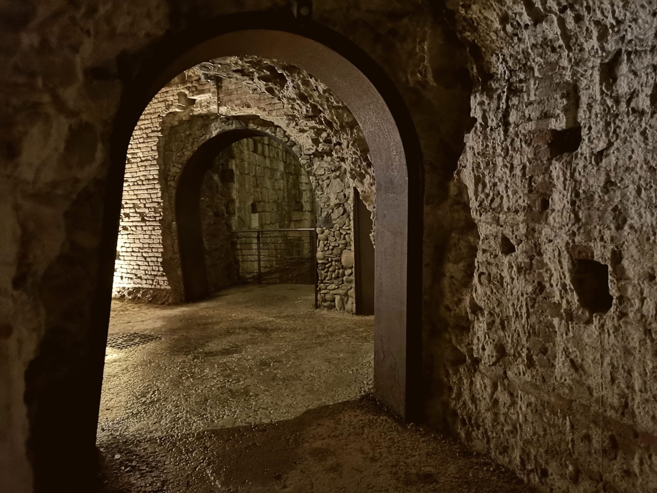 gallerie in pietra nel sotterraneo del baluardo santa croce