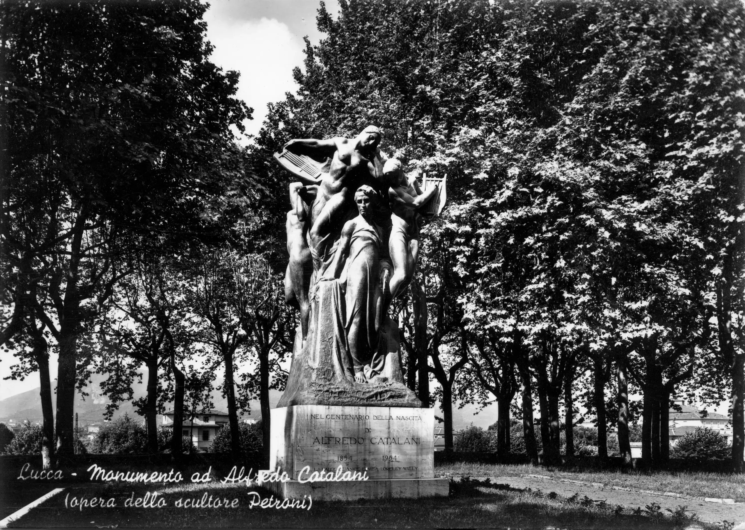 la statua dedicata a Catalani sulle Mura di Lucca. le Muse abbracciano un uomo.