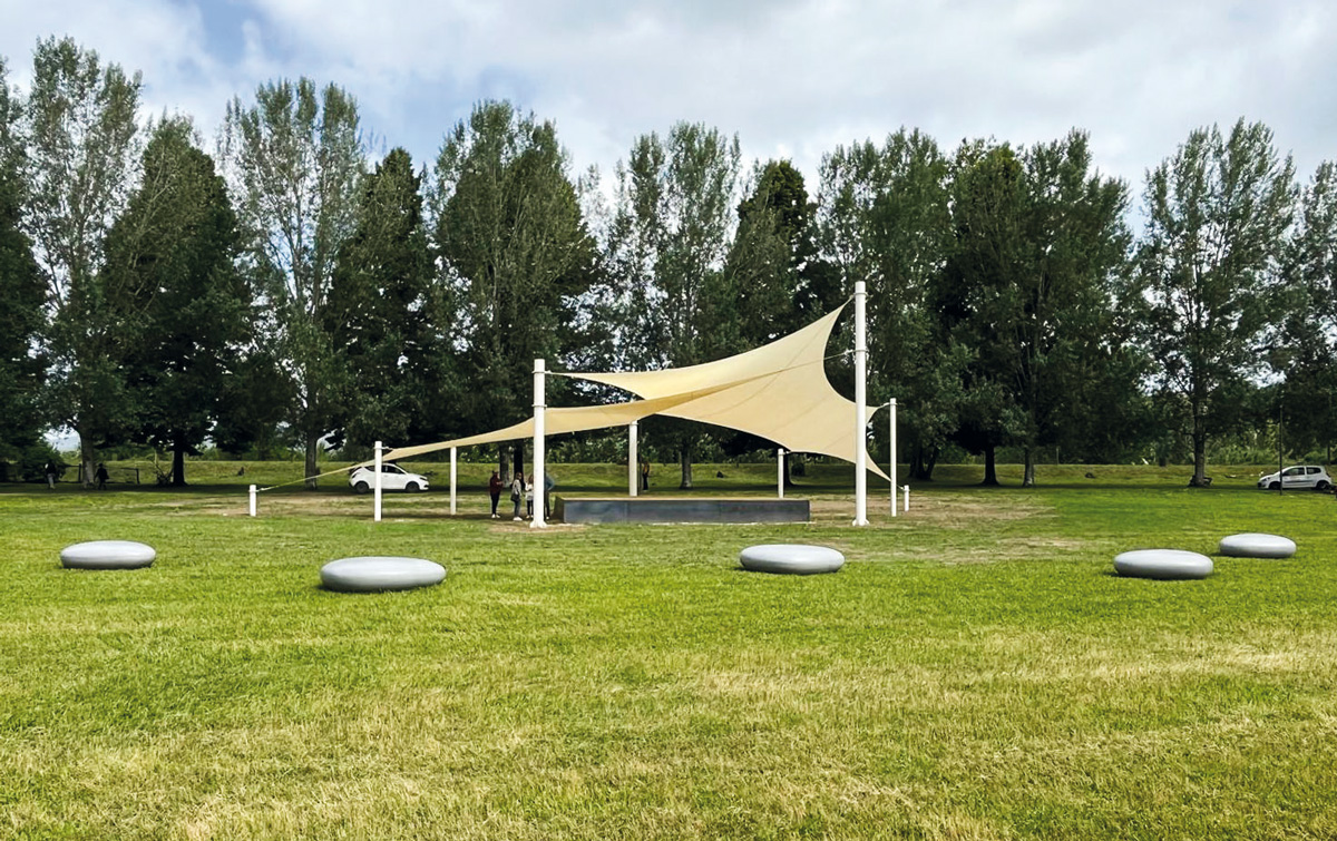 il palco estivo al parco dell'infinito lungo il fiume Serchio