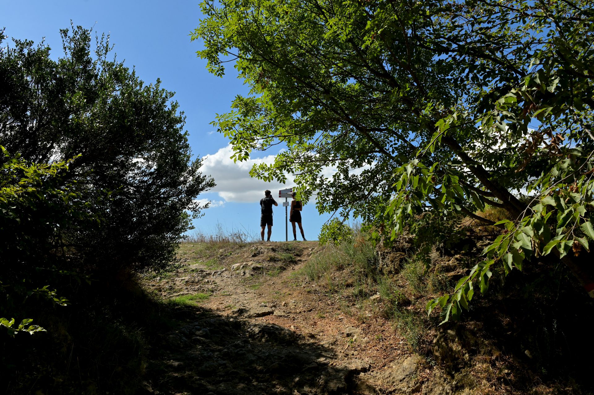 due escursionisti al passo di Dante sul Monte Pisano