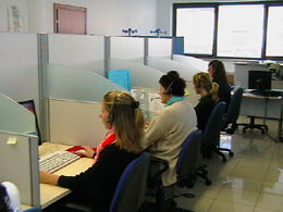 Operatori del custumer care con cuffie